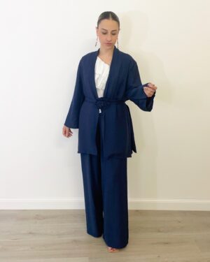 Completo da donna con kimono blu cintura con fiore sul davanti e pantalone palazzo con elastico in vita, veste fino alla taglia 48
