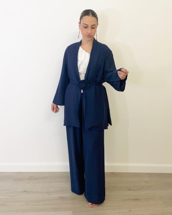 Completo da donna con kimono blu cintura con fiore sul davanti e pantalone palazzo con elastico in vita, veste fino alla taglia 48