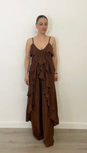 Completo marrone donna con top lungo con rouches e pantalone palazzo, stile casual chic adatto alla primavera