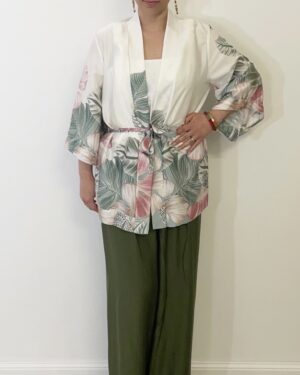 Kimono midi bianco con fantasia nei toni del verde, maniche a tre quarti ampie e cinturina coordinata, veste fino alla taglia 48