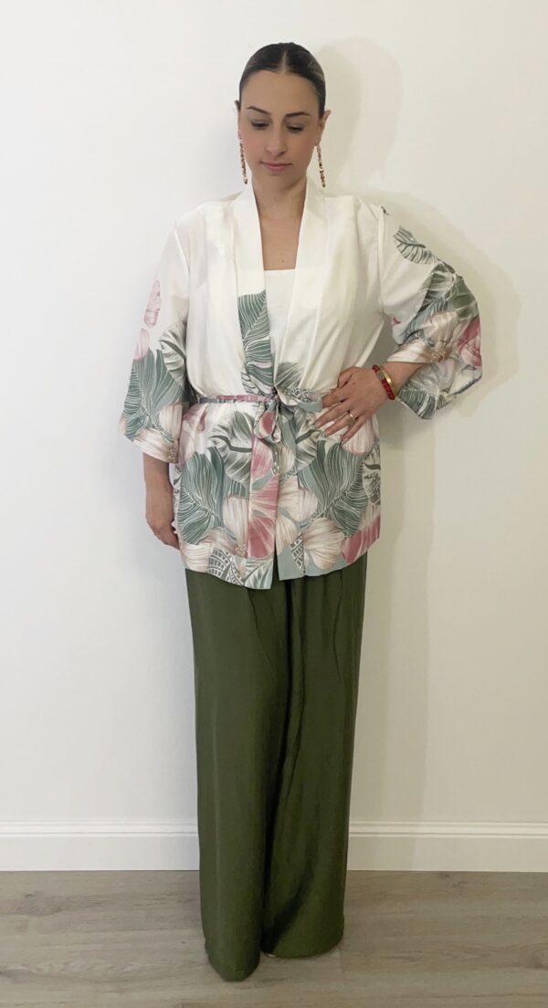 Kimono midi bianco con fantasia nei toni del verde, maniche a tre quarti ampie e cinturina coordinata, veste fino alla taglia 48