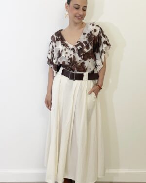 Blusa panna con chiazze marroni effetto mucca, linea scatoletta con rouches sul davanti e giromanica, veste fino alla taglia 46