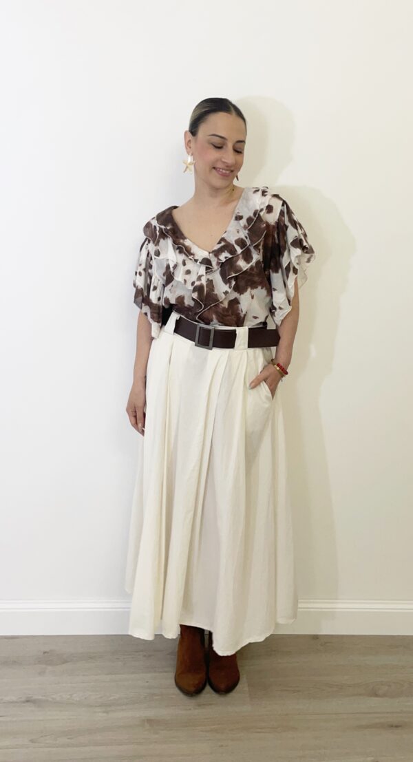 Blusa panna con chiazze marroni effetto mucca, linea scatoletta con rouches sul davanti e giromanica, veste fino alla taglia 46