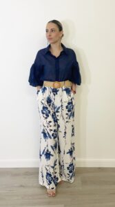 Camicia blu leggera con maniche corte a sbuffo, linea scatoletta, colletto classico e bottoni frontali, veste fino alla taglia 46