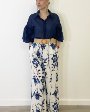 Camicia blu leggera con maniche corte a sbuffo, linea scatoletta, colletto classico e bottoni frontali, veste fino alla taglia 46