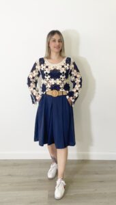 Bermuda donna blu in tessuto lyocell con vita elasticizzata, tasche, lunghezza sotto al ginocchio e cintura in paglia elasticizzata