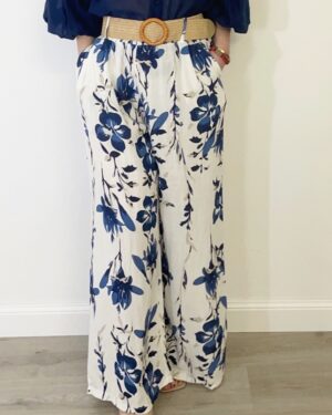 Pantalone palazzo con base bianca e stampa a fiori blu, elastico in vita e cintura in paglia elasticizzata, tessuto leggero e vestibilità comoda