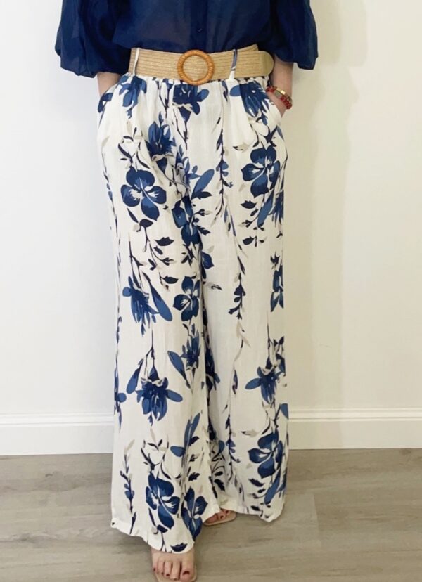 Pantalone palazzo con base bianca e stampa a fiori blu, elastico in vita e cintura in paglia elasticizzata, tessuto leggero e vestibilità comoda
