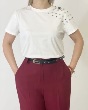 T-shirt bianca donna in cotone elasticizzato con dettagli brillanti sulla spalla – Margot Shop