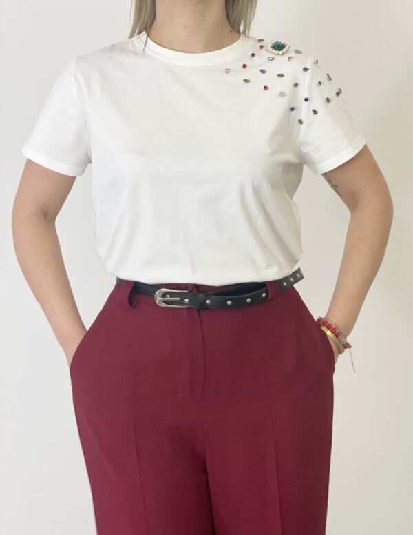 T-shirt bianca donna in cotone elasticizzato con dettagli brillanti sulla spalla – Margot Shop