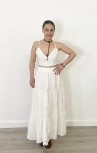 Completo bianco in Sangallo con top e gonna, dettagli panna, elastico in vita e vestibilità fino alla taglia 48
