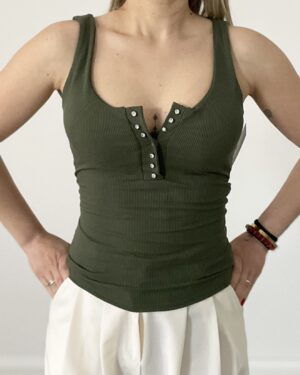 Canotta verde militare elasticizzata con coppe e bottoncini brillanti