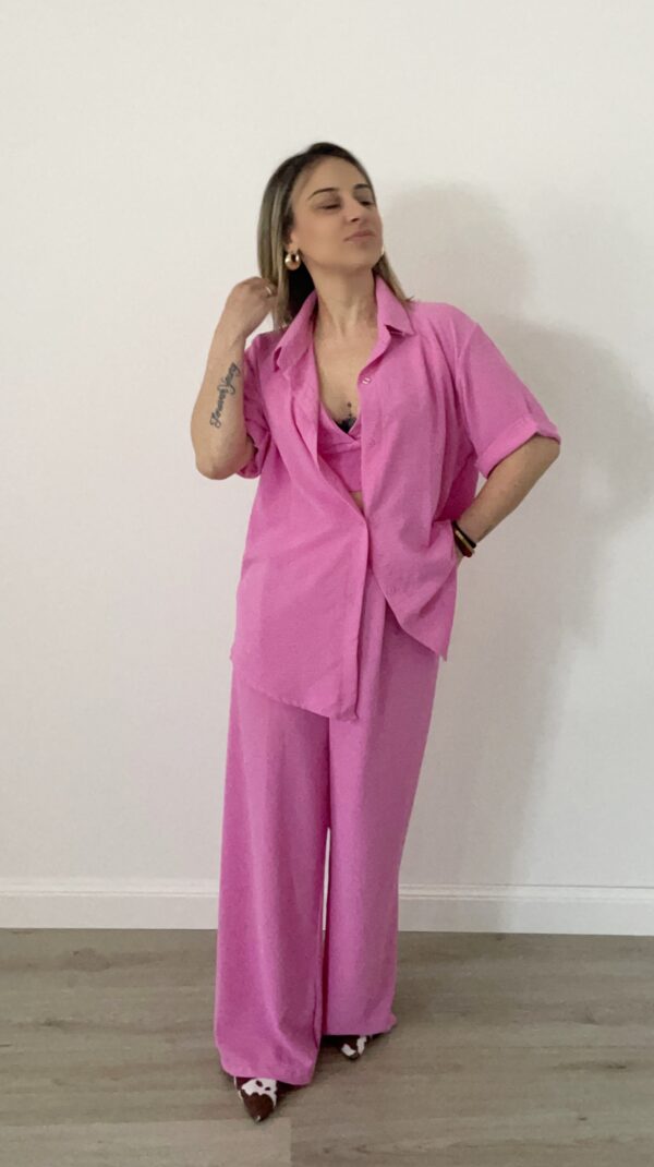 Completo donna rosa con camicia over, pantalone palazzo con elastico e top coordinato