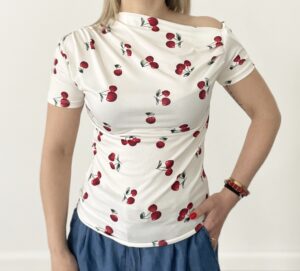 Maglia bianca con ciliegie rosse e scollo obliquo, taglia unica donna
