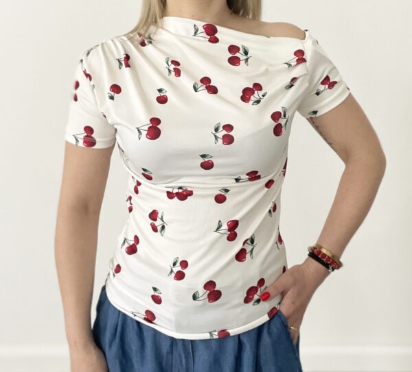 Maglia bianca con ciliegie rosse e scollo obliquo, taglia unica donna