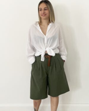 Bermuda donna in cotone verde con elastico in vita e cintura marrone inclusa