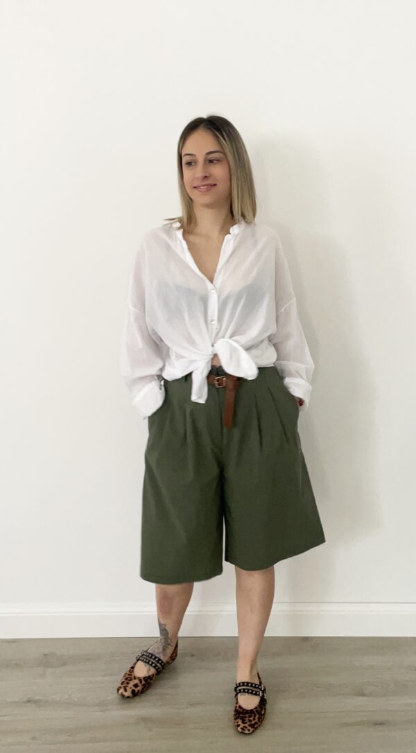 Bermuda donna in cotone verde con elastico in vita e cintura marrone inclusa