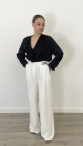 Pantalone bianco a palazzo con pence, tasche, elastico dietro e placchetta dorata sul davanti