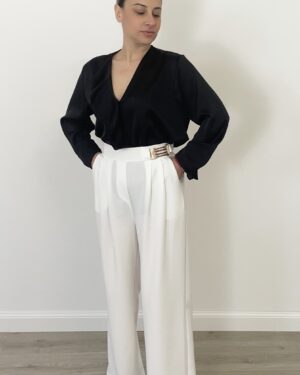 Pantalone bianco a palazzo con pence, tasche, elastico dietro e placchetta dorata sul davanti