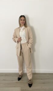 Completo beige con giacca maniche arricciate e pantaloni con elastico in 