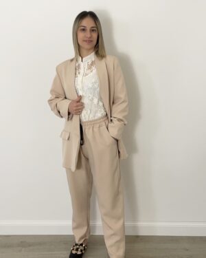 Completo beige con giacca maniche arricciate e pantaloni con elastico in