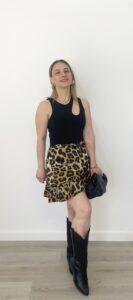 Donna indossa body nero sbracciato in Lycra con apertura sulla schiena, taglia fino alla 44.
