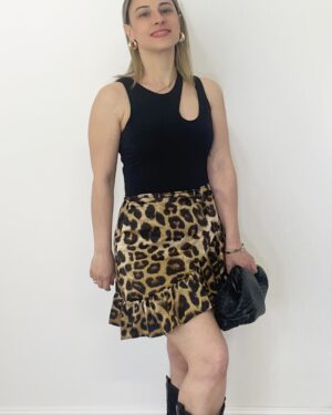 Donna indossa body nero sbracciato in Lycra con apertura sulla schiena, taglia fino alla 44.