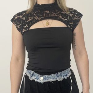 Donna indossa top in pizzo Lycra nero, modello smanicato.
