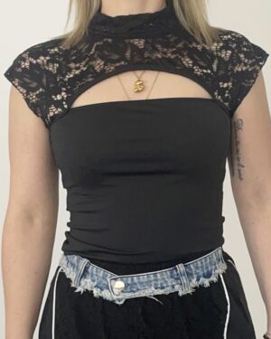 Donna indossa top in pizzo Lycra nero, modello smanicato.