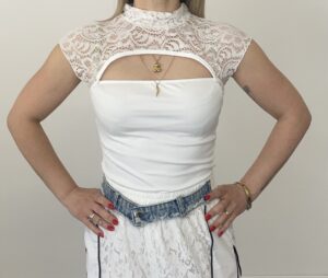 Donna indossa top in pizzo Lycra bianco, modello smanicato