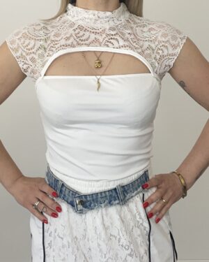 Donna indossa top in pizzo Lycra bianco, modello smanicato