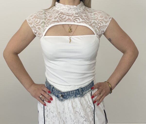 Donna indossa top in pizzo Lycra bianco, modello smanicato