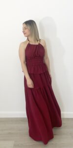 Completo bordeaux con top allacciato al collo e gonna ampia con elastico in vita.