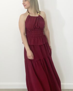 Completo bordeaux con top allacciato al collo e gonna ampia con elastico in vita.
