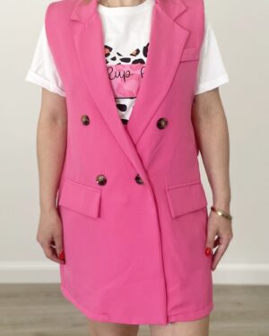 Gilet lungo fucsia con spalline strutturate, rever e bottoni doppiopetto.