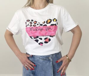 T-shirt bianca in cotone con stampa cuore leopardato e striscia fucsia centrale.