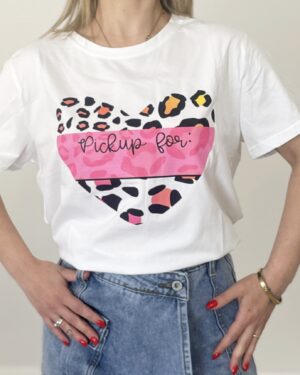 T-shirt bianca in cotone con stampa cuore leopardato e striscia fucsia centrale.