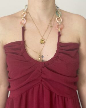 Abito lungo sottoveste in satin rosa con fantasia astratta nei toni rosa e giallo, indossato da modella alta 1,60 m, taglia S