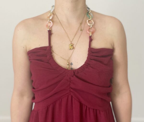 Abito lungo sottoveste in satin rosa con fantasia astratta nei toni rosa e giallo, indossato da modella alta 1,60 m, taglia S