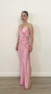 Abito lungo sottoveste in satin rosa con fantasia astratta nei toni rosa e giallo, indossato da modella alta 1,60 m, taglia S