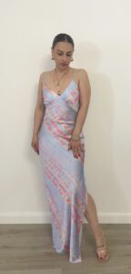 Abito lungo sottoveste in satin azzurro cielo, con spalline sottili regolabili, indossato da modella alta 1,60 m, taglia S