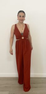 Jumpsuit in tessuto fluido color coccio, con scollo a V e cut-out rotondo al centro. I fianchi sono aperti con fascia elasticizzata che si adatta alle forme. Gamba palazzo ampia e laccetto regolabile dietro la schiena.
Modello comodo, femminile e adatto fino alla taglia 48.
La modella è alta 1,60 m e indossa la taglia S.