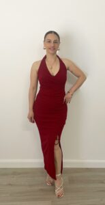 Completo rosso con top all’americana e gonna lunga con arricciatura centrale e spacco regolabile. Indossato da modella alta 1,60 m, taglia S
