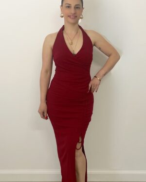 Completo rosso con top all’americana e gonna lunga con arricciatura centrale e spacco regolabile. Indossato da modella alta 1,60 m, taglia S