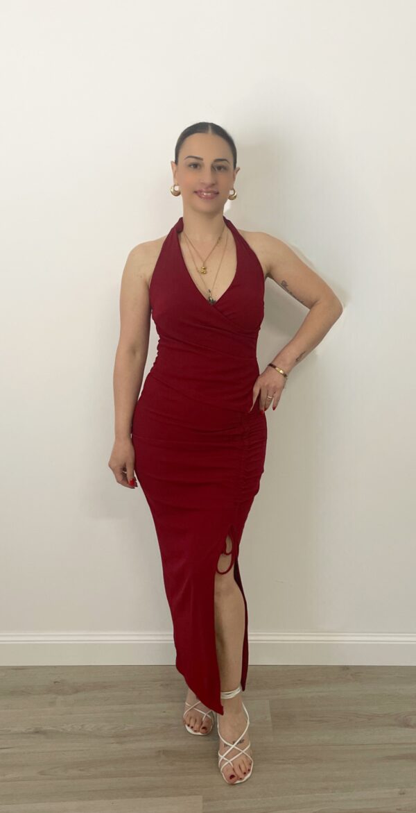Completo rosso con top all’americana e gonna lunga con arricciatura centrale e spacco regolabile. Indossato da modella alta 1,60 m, taglia S