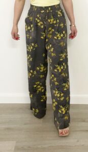 Pantaloni palazzo grigio scuro con stampa floreale gialla e vita elasticizzata