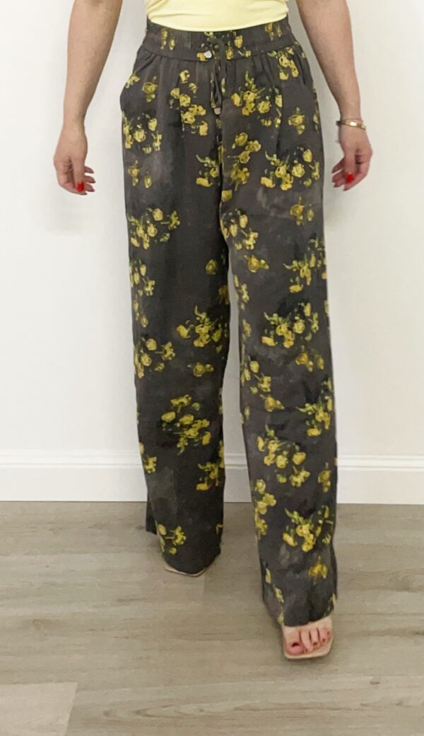 Pantaloni palazzo grigio scuro con stampa floreale gialla e vita elasticizzata