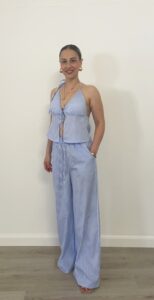 Completo estivo rigato celeste con top allacciato e pantalone palazzo