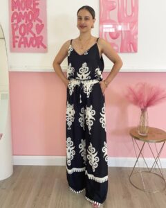 Completo donna nero con stampa bianca, canotta ampia e pantalone palazzo con elastico in vita
