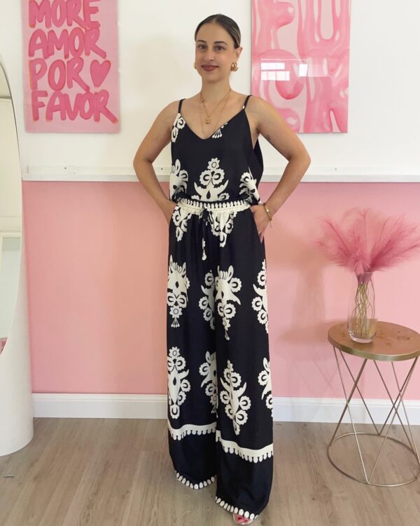 Completo donna nero con stampa bianca, canotta ampia e pantalone palazzo con elastico in vita